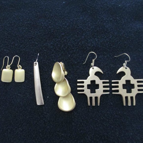 VINTAGE MATTE GOLDTONE EARRINGS - Picture 1 of 6